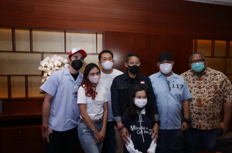 Menteri Pariwisata dan Ekonomi Kreatif Sandiaga Uno meluangkan waktunya datang ke bioskop untuk melihat film Miracle in Cell No 7 di Bioskop XXI Plaza Senayan, Jakarta Pusat, Sabtu (1/10/2022) malam.