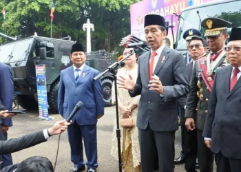 Presiden Jokowi memberikan keterangan usai memimpin upacara peringatan HUT ke-77 TNI di Istana Merdeka, Jakarta, Rabu. (ANTARA/Indra Arief Pribadi)