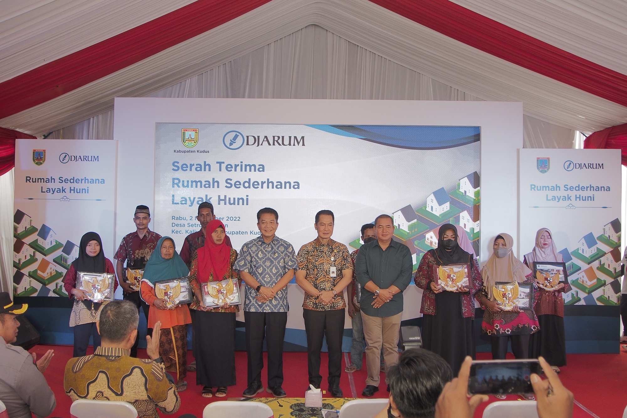 (kiri-kanan) Deputi GM Corporate Communications PT Djarum Achmad Budiharto, Bupati Kudus HM Hartopo, dan Ketua DPRD Kudus Mas'an, S.E bersama 10 penerima bantuan Rumah Sederhana Layak Huni (RSLH) di Kabupaten Kudus.