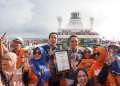 KETERANGAN FOTO : Wilson Mandalaputra, (CEO – MCI), dan Hendra Thiemailattu (Founder & Komisaris MCI) bersama Member MCI, di atas kapal pesiar Cruise Royal Caribbean. (ist)
