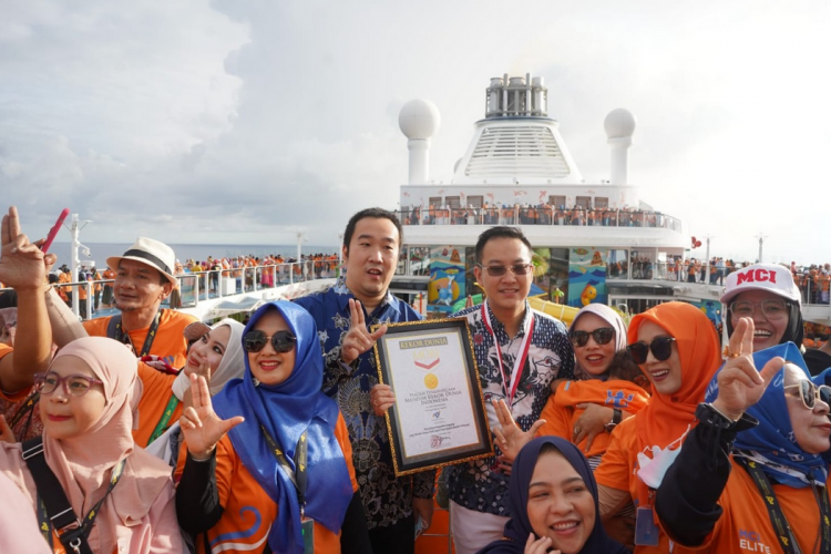 KETERANGAN FOTO : Wilson Mandalaputra, (CEO – MCI), dan Hendra Thiemailattu (Founder & Komisaris MCI) bersama Member MCI, di atas kapal pesiar Cruise Royal Caribbean. (ist)
