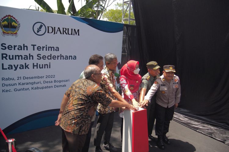 Sepanjang tahun 2022, PT Djarum berkolaborasi dengan Disperindag Jawa Tengah membangun 35 rumah sederhana layak huni. Terkini, 10 rumah diserahterimakan kepada warga Demak, Rabu (21/12)