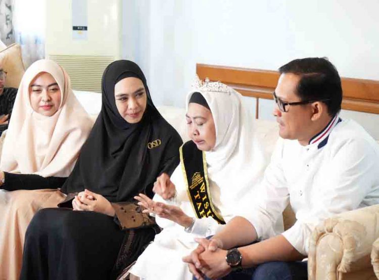 Oki Setiana Dewi Bangga Melihat Ibunya Jadi Penghafal Al-Qur’an di Usia 58 Tahun