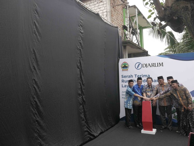 Dukung Penanggulangan Kemiskinan Ekstrem, PT Djarum Bedah 5 Rumah di Kabupaten Rembang
