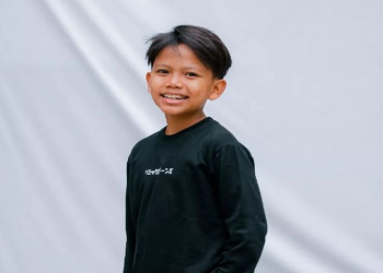 Penyanyi Farel Prayoga akhirnya mendapat kesempatan berduet dengan sang legenda hidup, Iwan fals