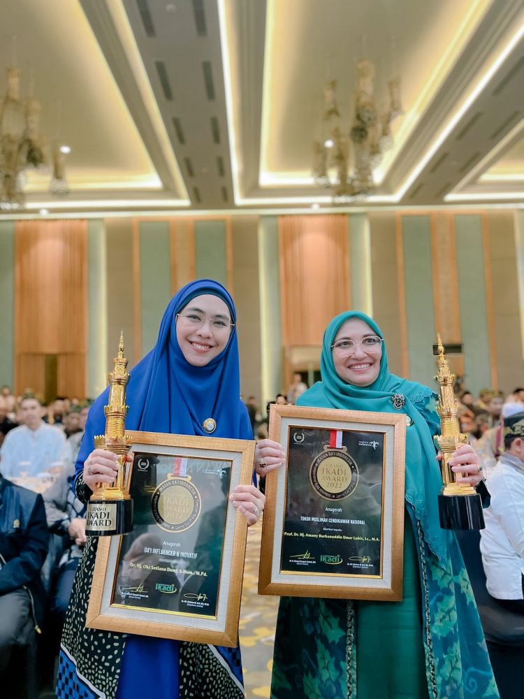 Oki Setiana Dewi Raih Penghargaan sebagai Dai Influencer dan Inovatif