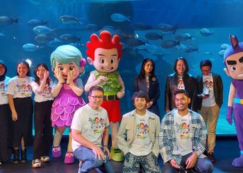 Liliana Tanaja Tanoesoedibjo, Direktur Utama MNC Animation bersama pemain saat jumpa pers di Jakarta Aquarium & Safari di Neo Soho Jakarta, Kamis (26/1).