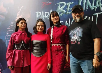 Sutradara Rako Prijanto (kanan) bersama ketiga pemeran utama film horor "Para Betina Pengikut Iblis" (ki-ka), Mawar De Jongh, Hanggini, dan Sara Fajira saat acara "media briefing" di kantor Falcon Pictures, Jakarta, Jumat (27/01/2023).