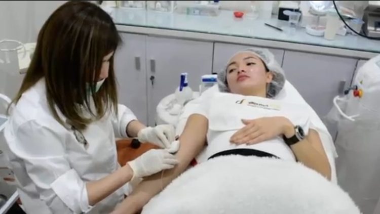 Zaskia Gotik menjalani treatment Milky Skin di klinik Dermapro Jakarta