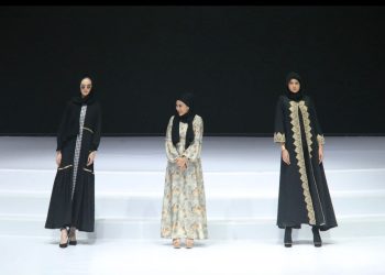 designer Nila Purnasari diapit dua mode di panggung Indonesia Fashion week 2023. Foto ist.