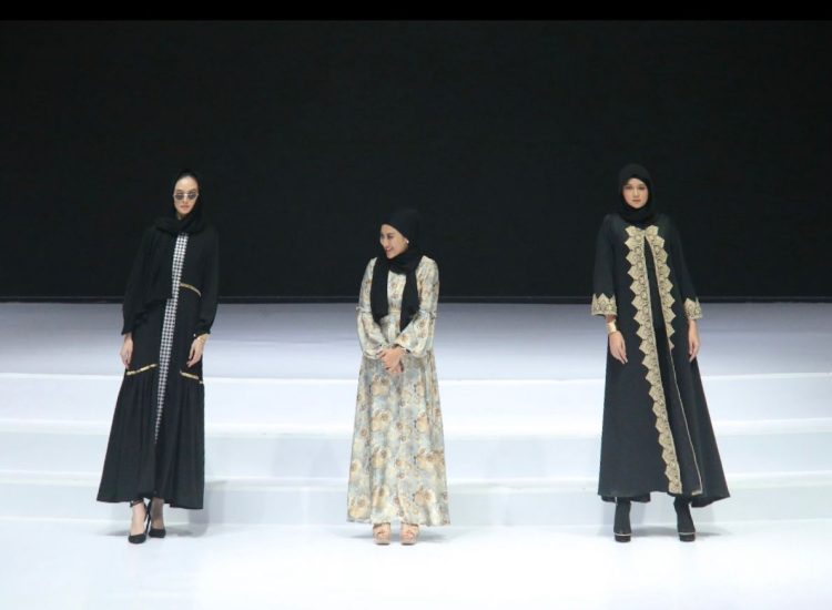 designer Nila Purnasari diapit dua mode di panggung Indonesia Fashion week 2023. Foto ist.