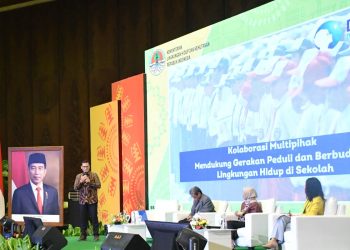 (kiri) Karyanto Wibowo, Direktur Sustainable Development Danone Indonesia Danone Indonesia bersama sejumlah narasumber pada sesi Dialog Perkembangan Pendidikan Lingkungan Indonesia, Kamis (15/06/2023) dalam Festival Peduli Sampah Nasional (FPSN) 2023 di Gedung Manggala Wanabakti, Jakarta. Sebagai salah satu mitra strategis Pemerintah Indonesia menanggulangi masalah sampah, Danone-AQUA memaparkan keterlibatannya dalam pengembangan Gerakan Peduli dan Berbudaya Lingkungan Hidup (PHBLS) di sekolah – sekolah Adiwiyata.