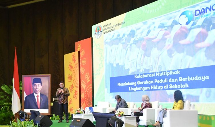 (kiri) Karyanto Wibowo, Direktur Sustainable Development Danone Indonesia Danone Indonesia bersama sejumlah narasumber pada sesi Dialog Perkembangan Pendidikan Lingkungan Indonesia, Kamis (15/06/2023) dalam Festival Peduli Sampah Nasional (FPSN) 2023 di Gedung Manggala Wanabakti, Jakarta. Sebagai salah satu mitra strategis Pemerintah Indonesia menanggulangi masalah sampah, Danone-AQUA memaparkan keterlibatannya dalam pengembangan Gerakan Peduli dan Berbudaya Lingkungan Hidup (PHBLS) di sekolah – sekolah Adiwiyata.