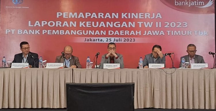 Direksi Bank Jatim kala melakukan paparan di Bursa Efek Indonesia, Selasa, 25 Juli 2023. FOTO - ISTIMEWA