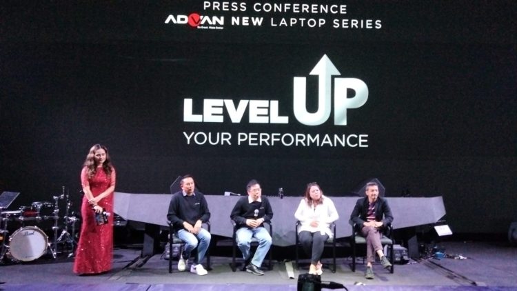 Narsum Press Conference: Andy Gusena (Brand Director Advan), Aliudin Sutedja (General Manager Advan), RR. Arum Saratika (Head of Electronics at Tokopedia), Donnie Brahmandhika (Retail & Product Enablement Manager AMD Indonesia)