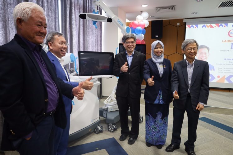 Perdana! RS KPJ Kuching Perkenalkan Pembedahan Robotik Wilayah Borneo