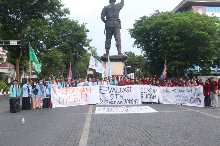 ksi demo Aliansi Solo Raya Menggugat di Bundaran Gladak, Kota Solo, Jumat (3/11/2023). Foto: Dok Aliansi Solo Raya Menggugat