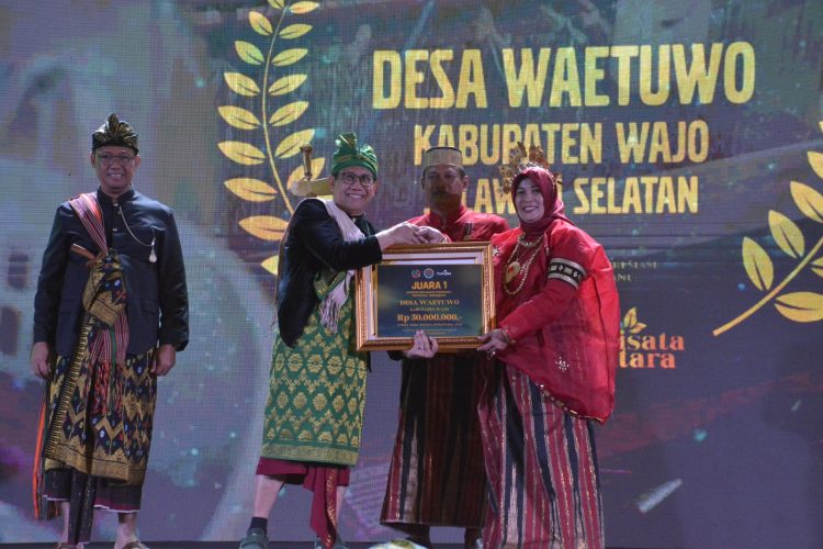 Malam Puncak Apresiasi Lomba Desa Wisata Nusantara (LDWN) 2023 digelar di Desa Senggigi, Batu Layar, Lombok Barat, Nusa Tenggara Barat, Jumat (24/11/2023). Lomba Desa Wisata Nusantara sebagai bentuk apresiasi untuk desa-desa yang telah berhasil merintis dan mengembangkan obyek wisata melalui Badan Usaha Milik Desa (BUMDes).