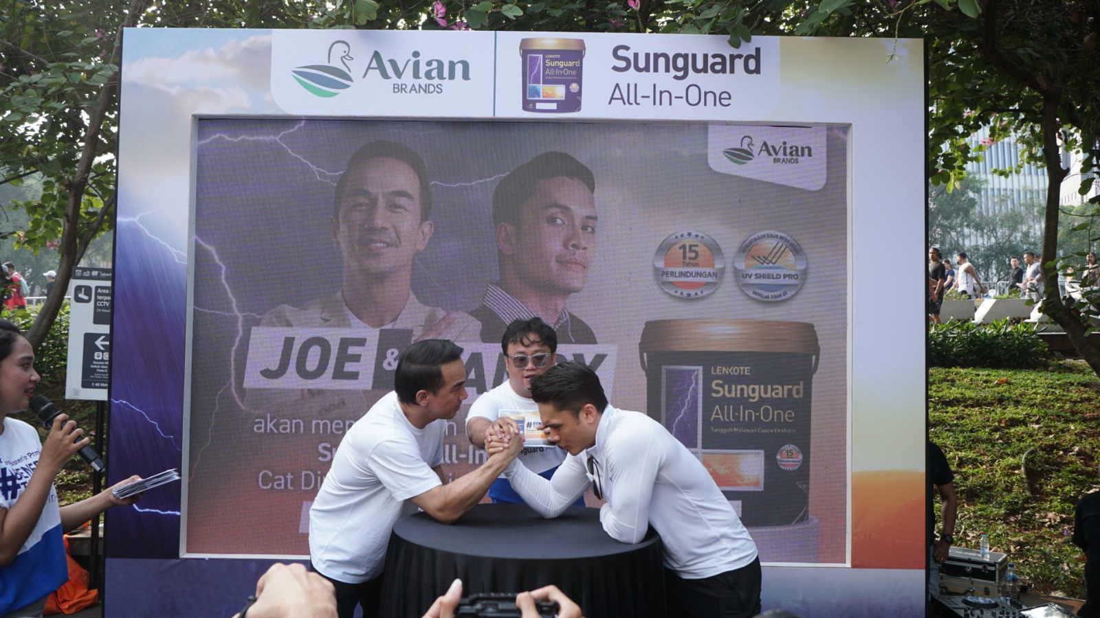 Bersama dengan Brand Ambassador Sunguard All-In-One, Joe Taslim dan artis kondang Randy Pangalila, Sunguard All-In-One membuktikan ketangguhan produknya melalui kegiatan mural massal di keramaian Car Free Day (CFD) Dukuh Atas pada Minggu, 28 Juli 2024. (ist)