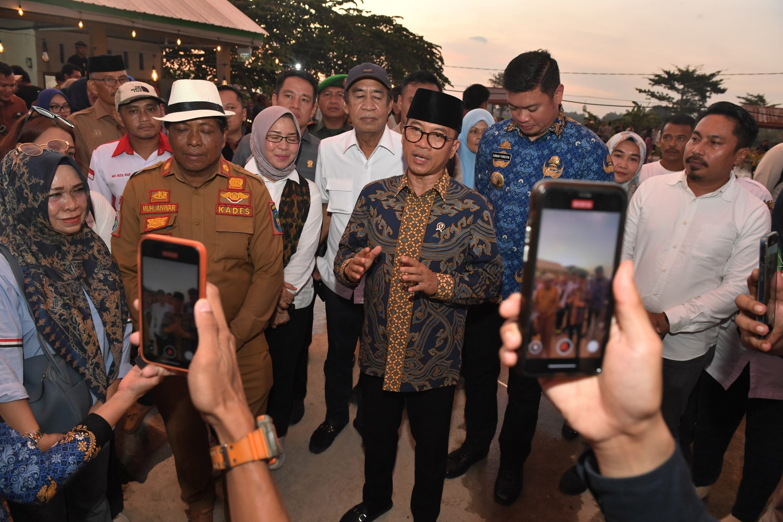 Mendes Yandri saat melakukan kunjungan kerja ke Desa Biringala, Kecamatan Barombong, Kabupaten Gowa, Provinsi Sulawesi Selatan, Senin (18/11/2024).