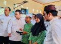 Wakil Menteri Desa dan Pembangunan Daerah Tertinggal (Wamendes PDT) Ahmad Riza Patria melakukan peninjauan sekaligus penyerahan simbolis makan siang gratis di SDN 10 Pangkalan Baru di Desa Batu Belubang, Bangka Tengah, Rabu (11/12/2024)