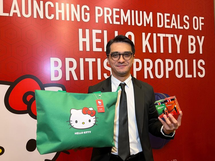 Ricky Harun Bagi-bagi Tas British Propolis Edisi Hello Kitty
