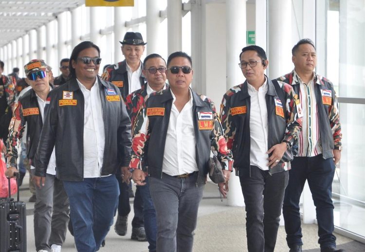 Ketua Umum H.M. Arsyad Cannu (tengah) didampingi anggota laskar Merah putih (ist)