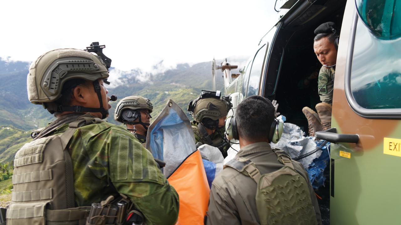 Sebanyak 10 personel Koops TNI Habema diterjunkan dengan dukungan dua helikopter Caracal guna memastikan proses evakuasi berjalan aman dan terkoordinasi. (istimewa)