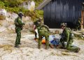 Sebanyak 10 personel Koops TNI Habema diterjunkan dengan dukungan dua helikopter Caracal guna memastikan proses evakuasi berjalan aman dan terkoordinasi. (istimewa)