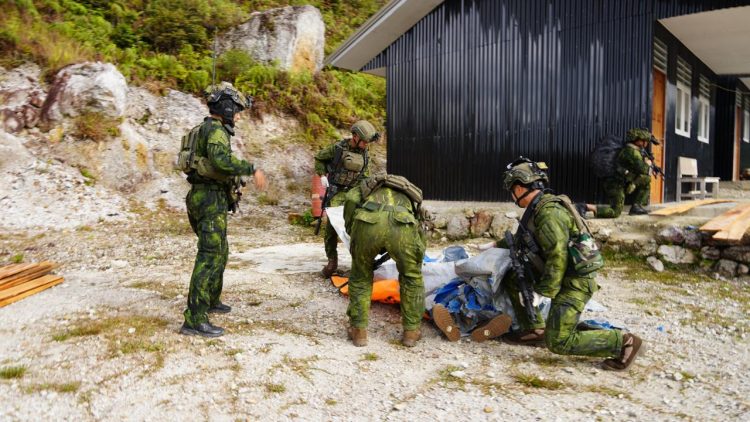 Sebanyak 10 personel Koops TNI Habema diterjunkan dengan dukungan dua helikopter Caracal guna memastikan proses evakuasi berjalan aman dan terkoordinasi. (istimewa)