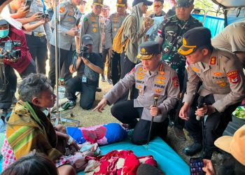 Kapolri Jenderal Polisi Drs. Listyo Sigit Prabowo, M.Si., bersama Ketua Komisi IV DPR RI Siti Hediati Hariyadi, S.E., didampingi Kapolda NTT Irjen Pol. Dr. Rudi Darmoko, S.I.K., M.Si., meninjau langsung kondisi para pengungsi di Posko Barang Kolo, Kelurahan Mata Air, Kecamatan Reo, Kabupaten Manggarai. (ist)