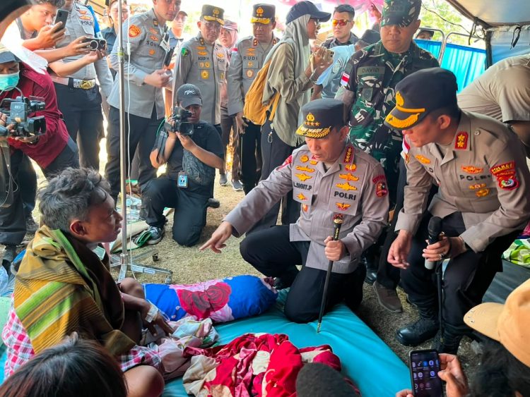 Kapolri Jenderal Polisi Drs. Listyo Sigit Prabowo, M.Si., bersama Ketua Komisi IV DPR RI Siti Hediati Hariyadi, S.E., didampingi Kapolda NTT Irjen Pol. Dr. Rudi Darmoko, S.I.K., M.Si., meninjau langsung kondisi para pengungsi di Posko Barang Kolo, Kelurahan Mata Air, Kecamatan Reo, Kabupaten Manggarai. (ist)